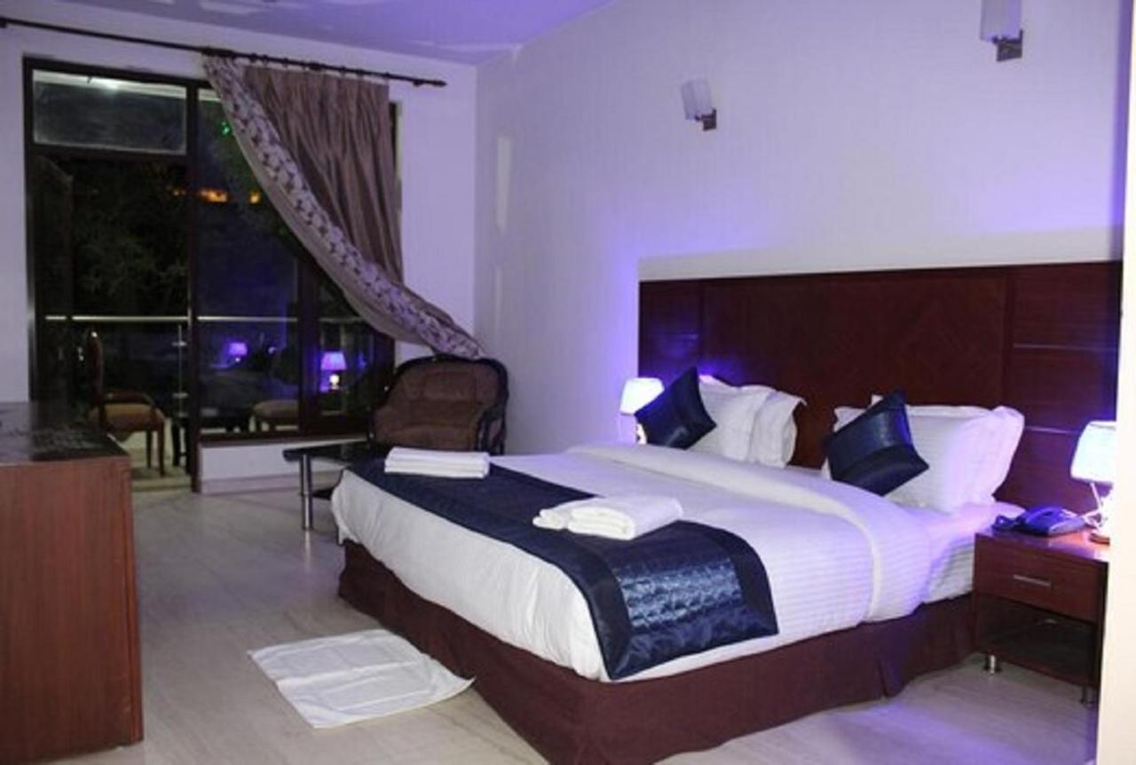 Lime Tree Hotel Sushant Lok Gurgaon Sector 29 Next To Iffco Chowk Metro Экстерьер фото