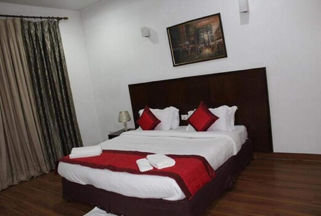 Lime Tree Hotel Sushant Lok Gurgaon Sector 29 Next To Iffco Chowk Metro Экстерьер фото