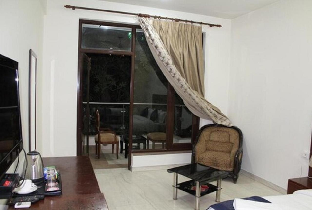 Lime Tree Hotel Sushant Lok Gurgaon Sector 29 Next To Iffco Chowk Metro Экстерьер фото