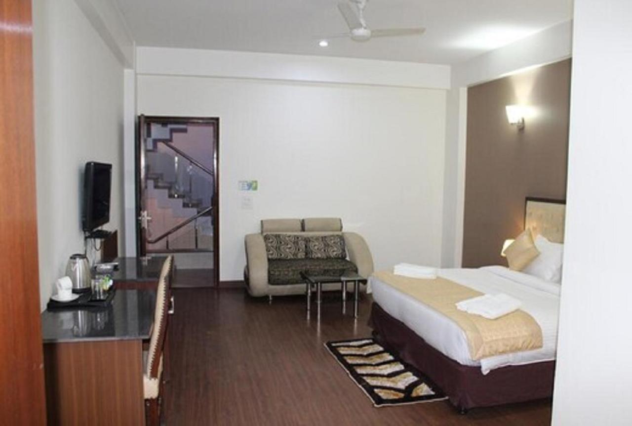 Lime Tree Hotel Sushant Lok Gurgaon Sector 29 Next To Iffco Chowk Metro Экстерьер фото